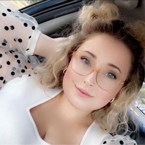 Meet your Posher, Elise